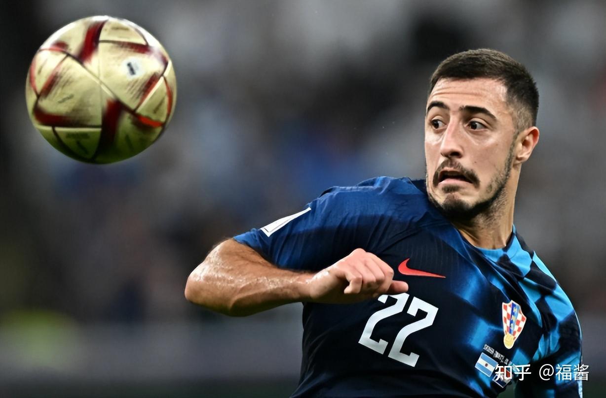 包含今晚巴塞罗那调整名单以备意大利杯，主帅复盘环节打磨，球迷炸锅，训练强度明显提升的词条